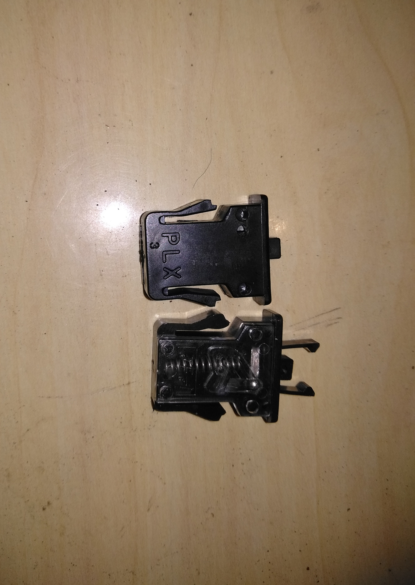 Защёлка автомобильный очечник. Защёлки для очечника в ниссан. Защелка фиксатор mazda capella. Фиксатор очечника. Защелка капотной штанги solano.