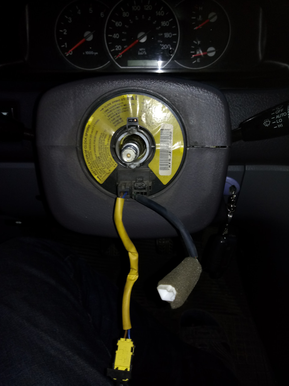 Одеваем кожух рулевой колонки на место. — KIA Carnival (1G)