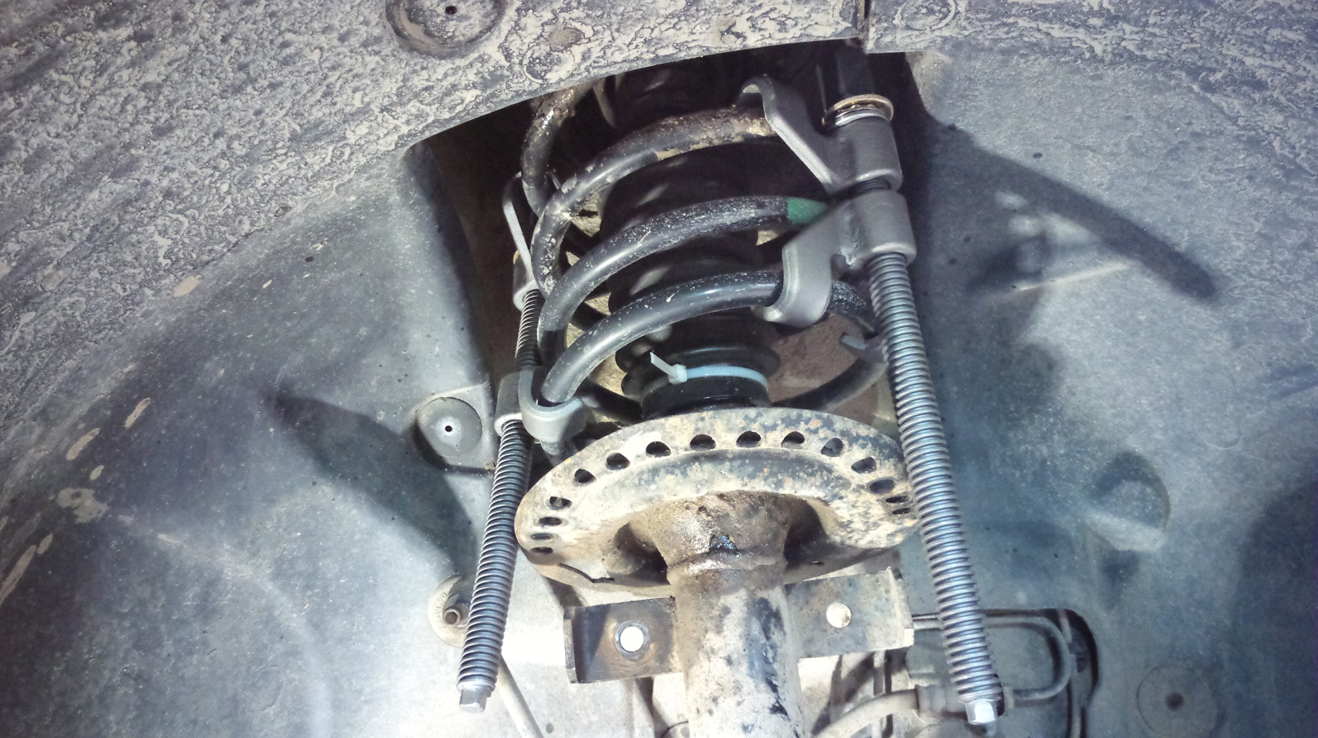 Стойки амортизатора - Renault Fluence, 1,6 л, 2010 года запчасти DRIVE2