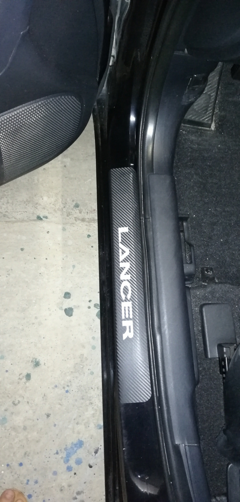 Те самые защитные наклейки на пороги — Mitsubishi Lancer X, 1,8 л, 2008 ...