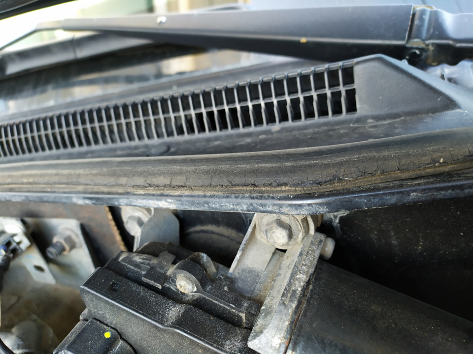 Разложился задний уплотнитель капота. — Mitsubishi Pajero (4G), 3,2 л ...