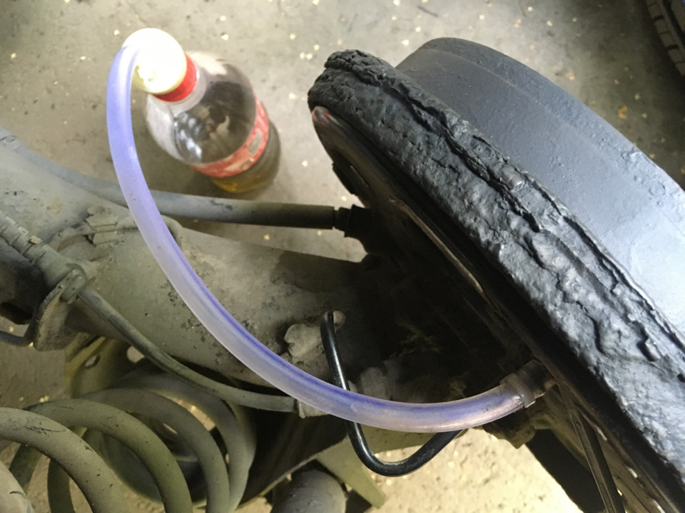 Замена тормозной жидкости и штутцеров прокачки — Volkswagen Polo Sedan ...