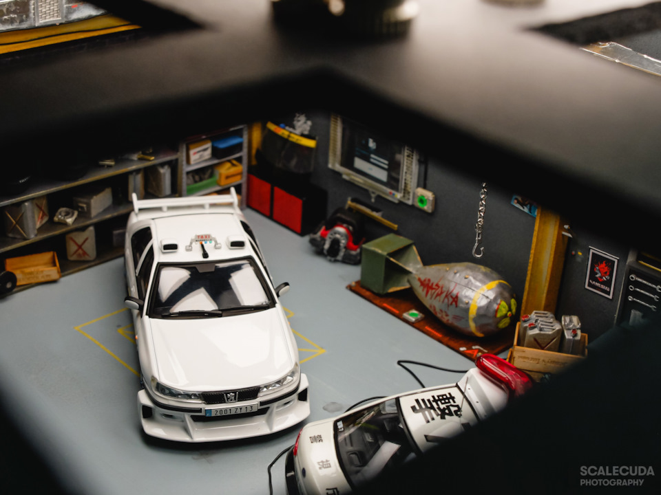 1/43 Peugeot 406 Taxi 3 в гараже (Aoshima) киногероини