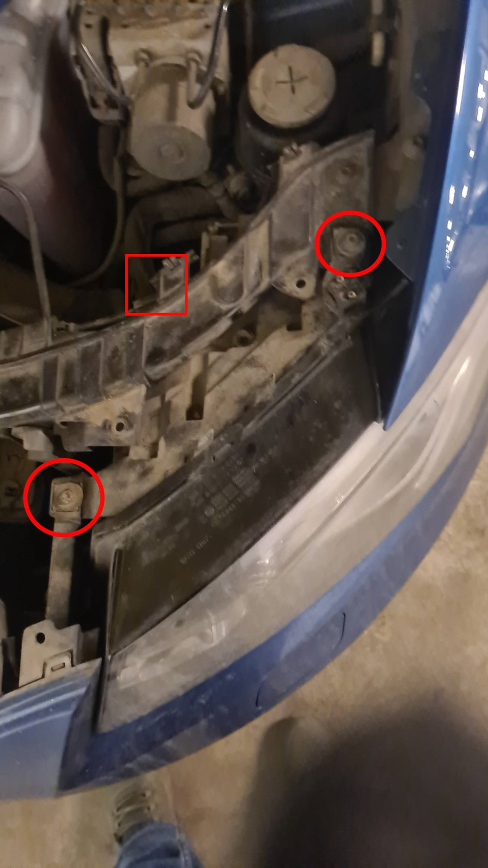 Винты фары №1 и №2. Квадратом отмечено примерное расположение винта №3 — Audi Q5 (1G)