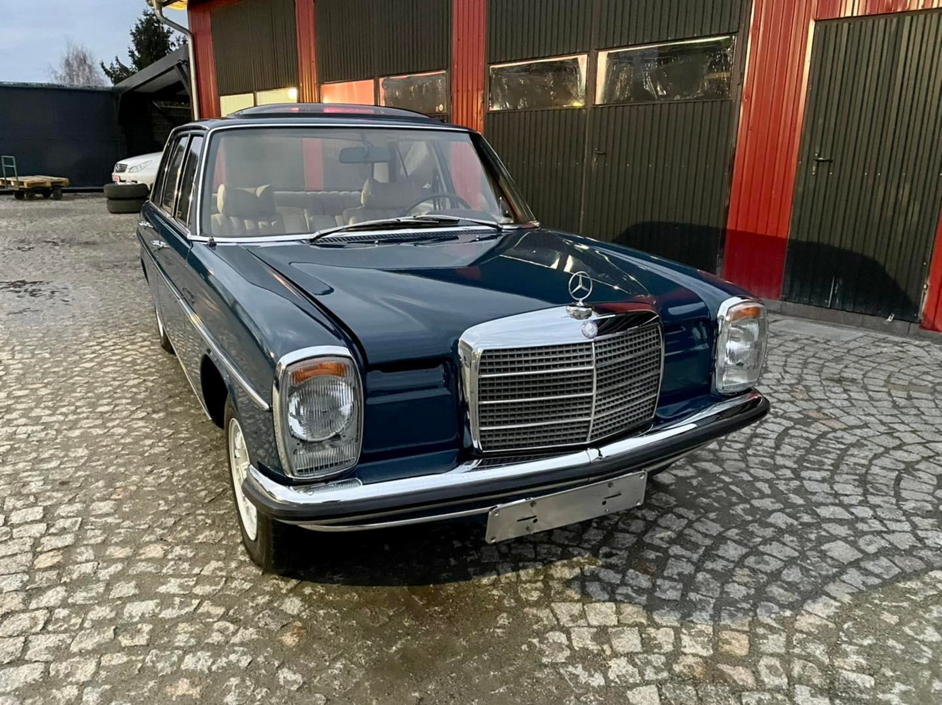 50-летний Mercedes W114 из того времени, когда автомобили были вечными —  «Реставрация ретро-авто» на DRIVE2