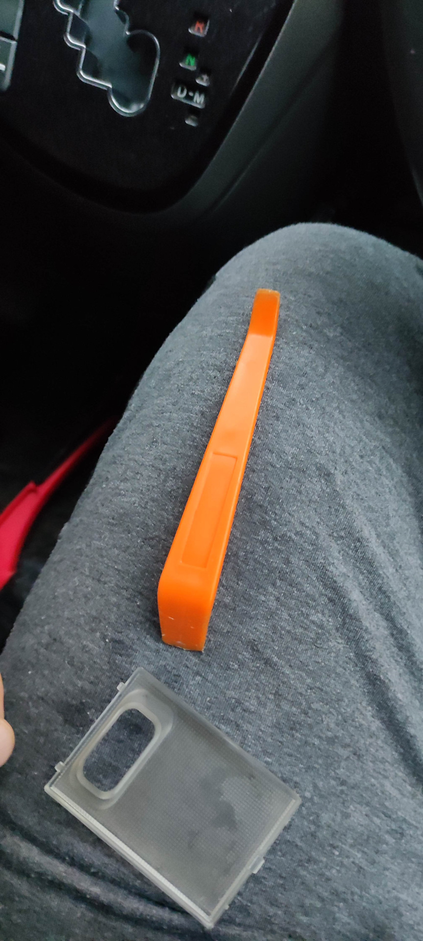 Замена лампочки плафона спереди — Toyota Isis, 2 л, 2005 года ...