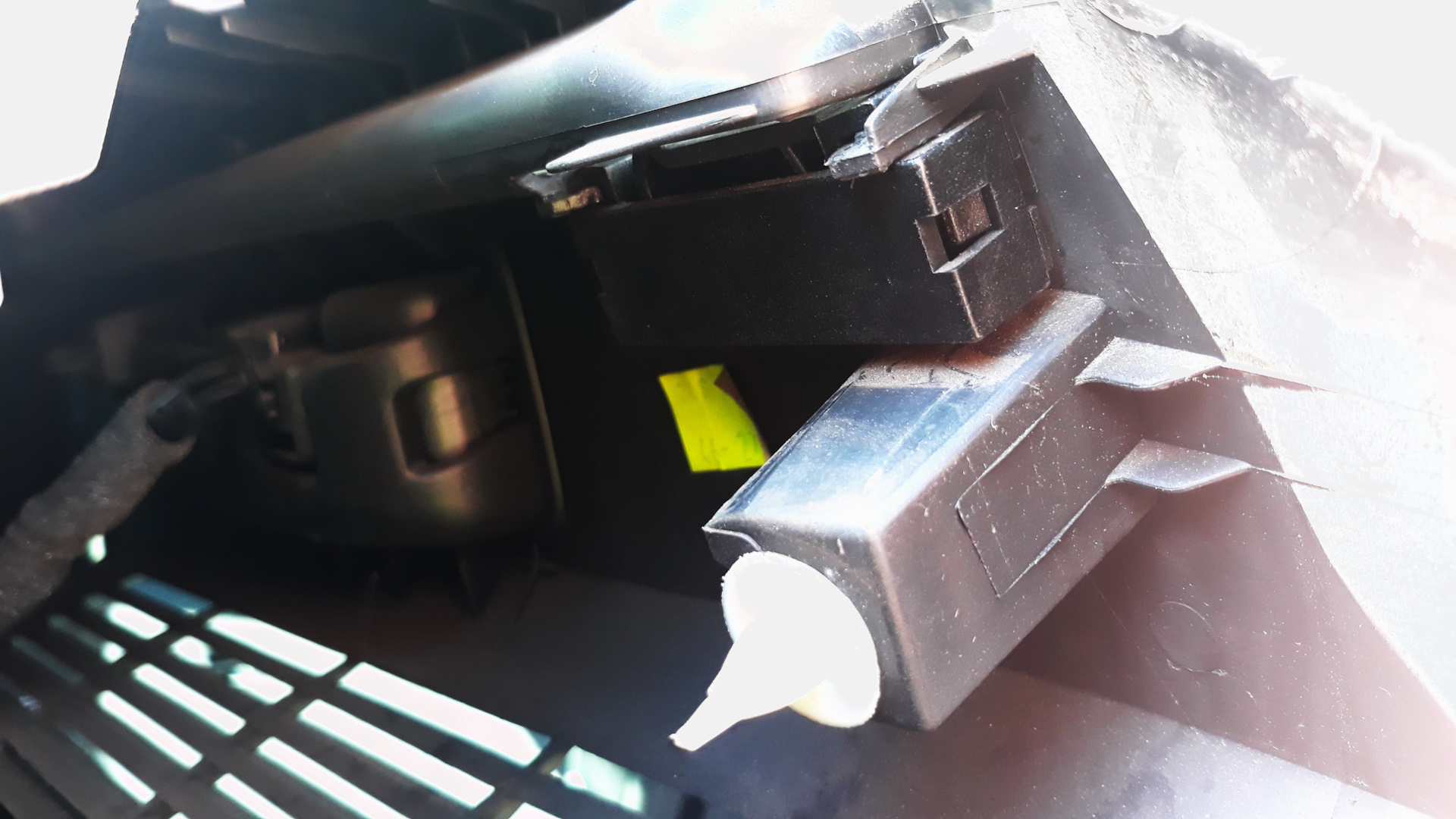 "Ремонт" фиксатора шторки багажника. — SEAT Leon (Mk III), 1,6 л, 2015 ...