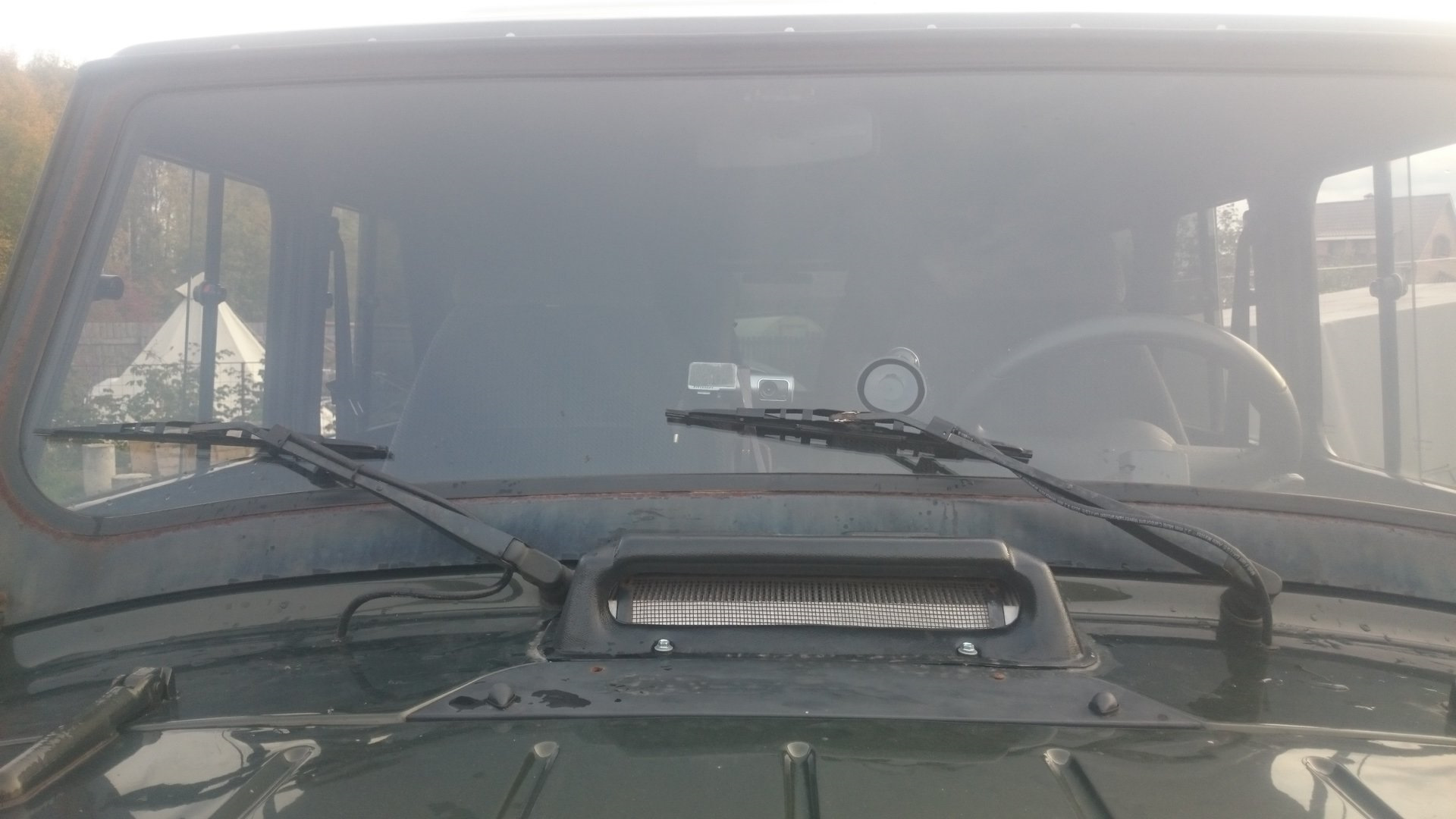 Щетки на уаз хантер. Щетки уаз хантер. Щетки стеклоочистителя уаз хантер. Стекло ветровое уаз хантер. На хантере снимается крыша.