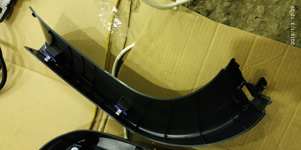 2 клипсы, при установке обратно их нужно проверить, чтобы не сместились — Lada Vesta SW (1G)