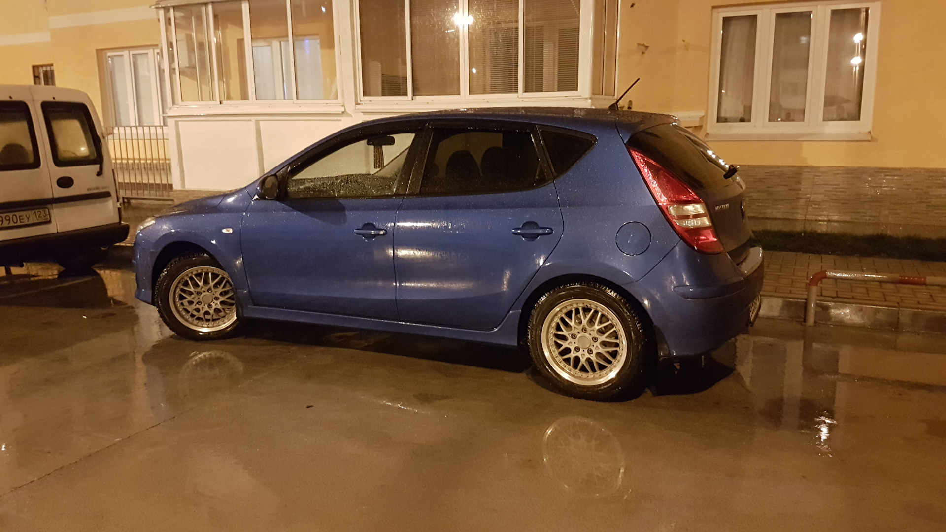 Диски на хендай i20 красного цвета. I20 колеса. Хендай i20 красная. Хендай ай 20 размер колес. Колеса на хендай 20 i.