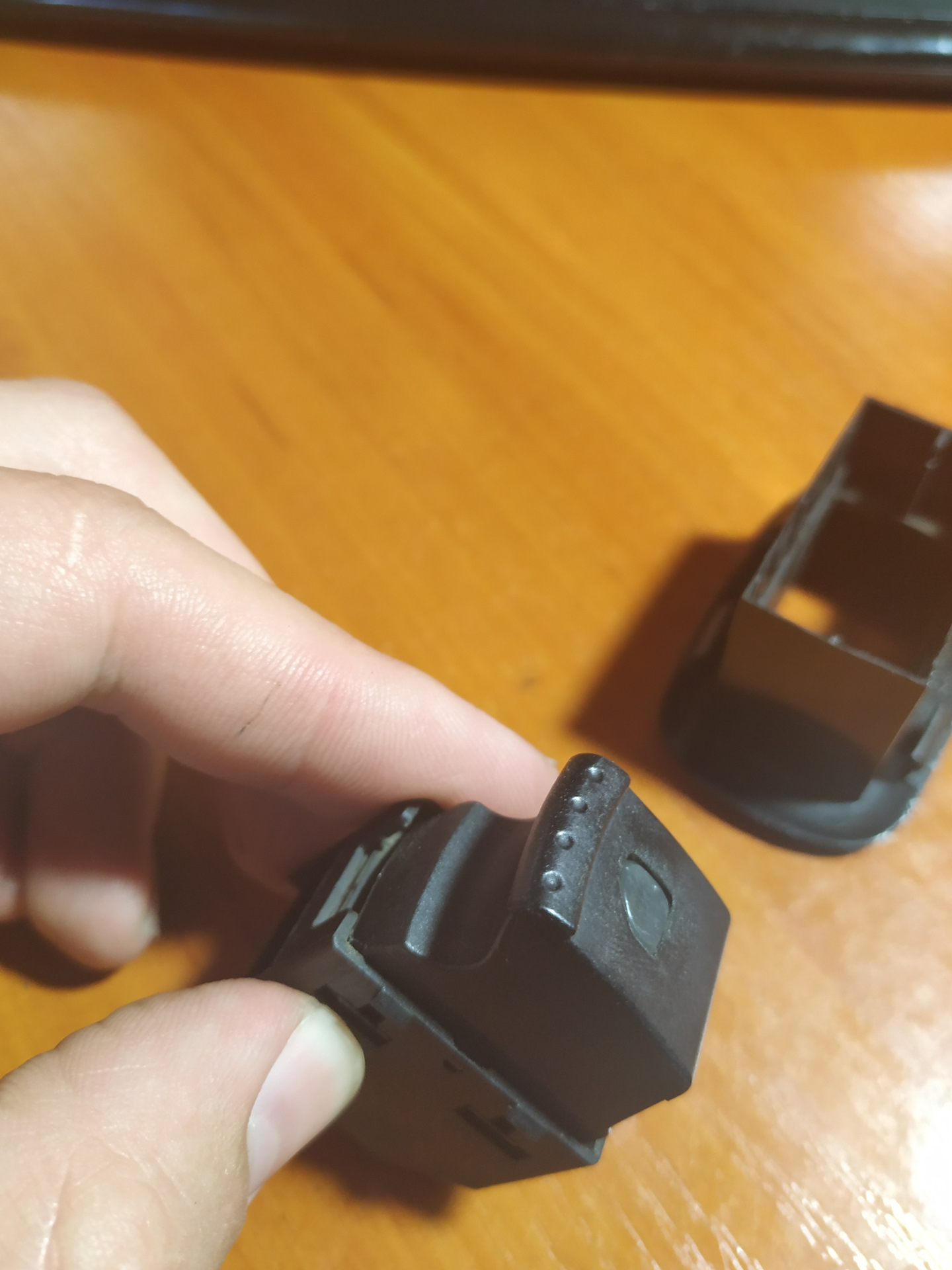 Ремонт кнопок стеклоподьемника — SEAT Leon (Mk I), 1,6 л, 2005 года ...