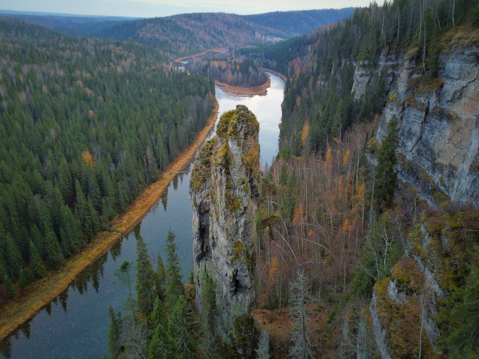 Усьвинские столбы. Чёртов палец. Визитная карточка пермского края. Мы оставили машину за 7 км до этого места. Нам не очень повезло с погодой, так как накануне прошёл дождь. Пришлось идти в грязи слякоти по лесу, тропинка. Все бы ничего, но мои белые кроссовки, других не было превратились в грязь. Ну тут сам виноват. По дороге я поскользнулся и упал в грязь на руку, уже прошло месяцев, до сих пор болит. Но это стоило того. Когда мы увидели сверху эту скалу, честно говоря были сверх впечатления. Я забыл про грязь, про ушиб, стоял в лесу на обрыве скалы и наслаждался удивительным творением природы. Обратно уже сплавлялись на лодке, так как стемнело, сидели почти до ночи, а это лес, вокруг темнота, дикая природа. Было немного даже сыкотно, так как людей в радиусе 7 км не было. Но это было не забываемо. Продолжение следует во 2 части чуток позже — Suzuki Alto (8G)