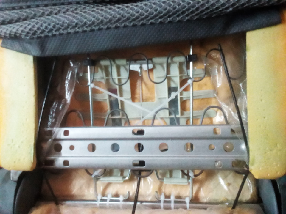 Поясничный упор в водительское сиденье — Toyota RAV4 (II), 2 л, 2002 ...