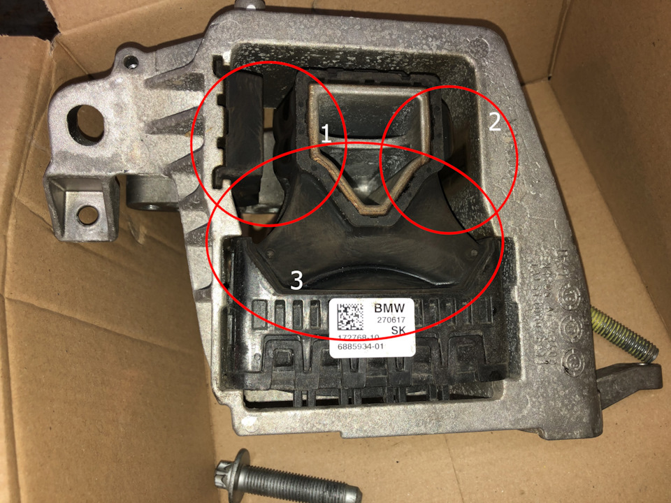 Её первый предшественник, который стоял с завода, под номером 22118885934 ревизии -01 с 0к до 25к пробега, проблемы обозначены на фото, мощный контакт как слева, так и справа, немного подмята резина снизу — BMW 2 series Active Tourer (F45). Запчасти на фото: 6885934