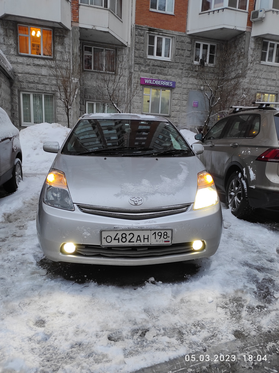 3 Вот я решил поставить в туманки китае-диоды, для того что бы реже использовать ксенон и что бы он не выгорел. Обе туманки диодные — Toyota Prius (20)