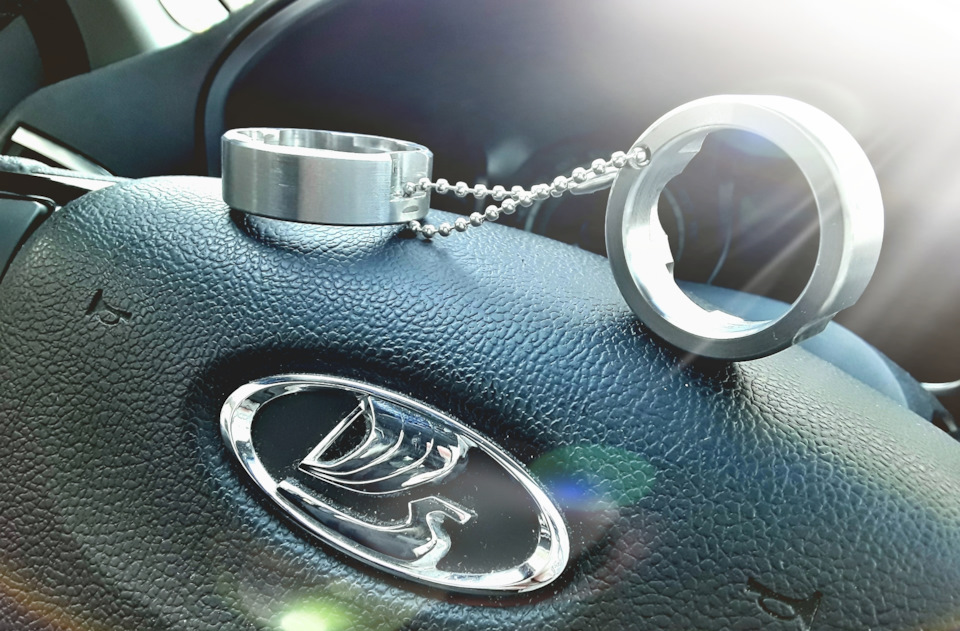 Два ключа в комплекте. Приятные шайбочки из нержавейкий, которые просто в руках покрутить постоянно хочется в ожидании чего-либо — Lada XRAY