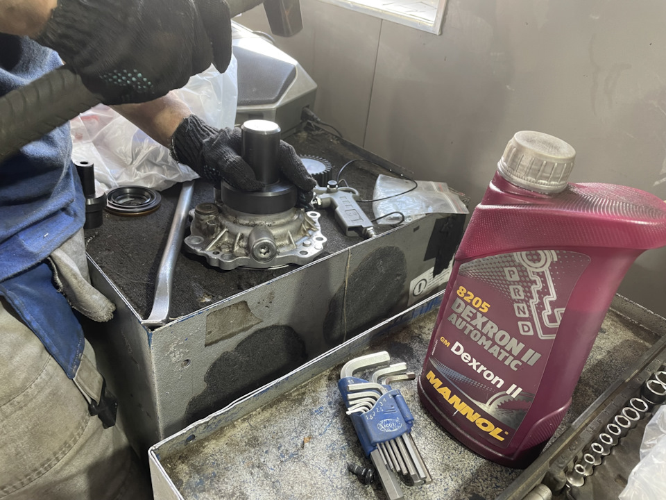 Процесс установки нового сальника и пыльника в крышку раздатки при помощи оправ. — Renault Arkana