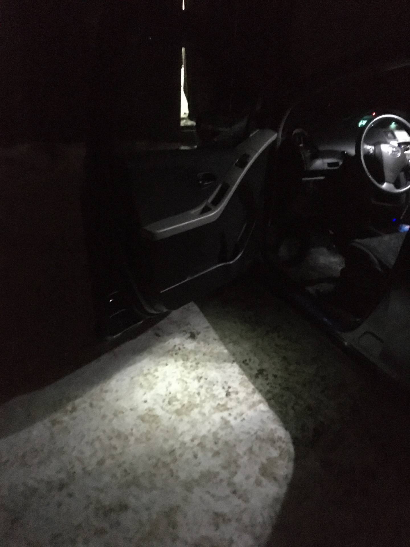 Подсветка дверей — Toyota Yaris (p2), 1,3 л, 2006 года | аксессуары ...
