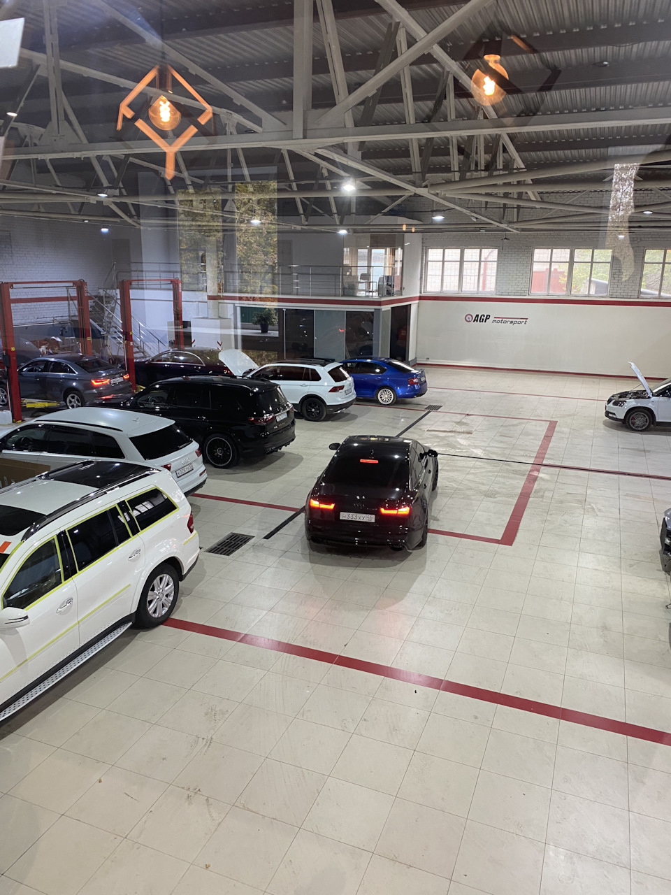 Я был удивлён, какие у них там машины. Но и моя хорошо смотрится — Volkswagen Tiguan (2G)