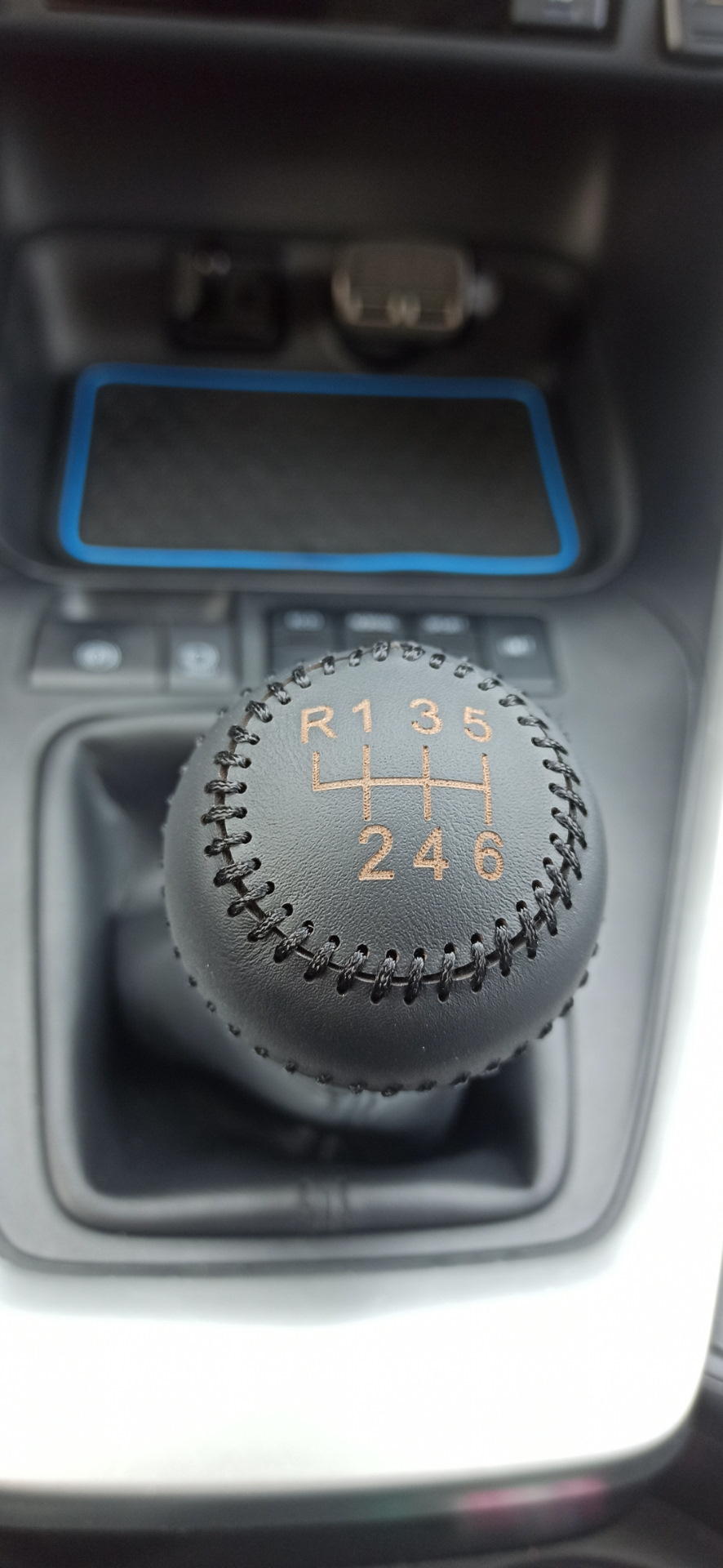Рычаг МКПП в кожу — Toyota RAV4 (5G), 2 л, 2020 года | своими руками ...