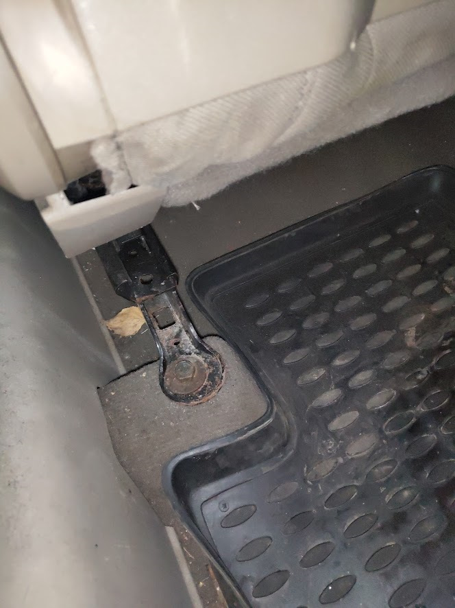 Додж Калибер-крепление водительского сиденья. — Dodge Caliber, 2 л ...