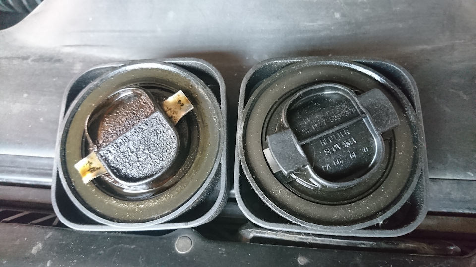 справа новый, видимо уплотнитель прохудился тот который слева, установил временно — Alpina B10 (E39)