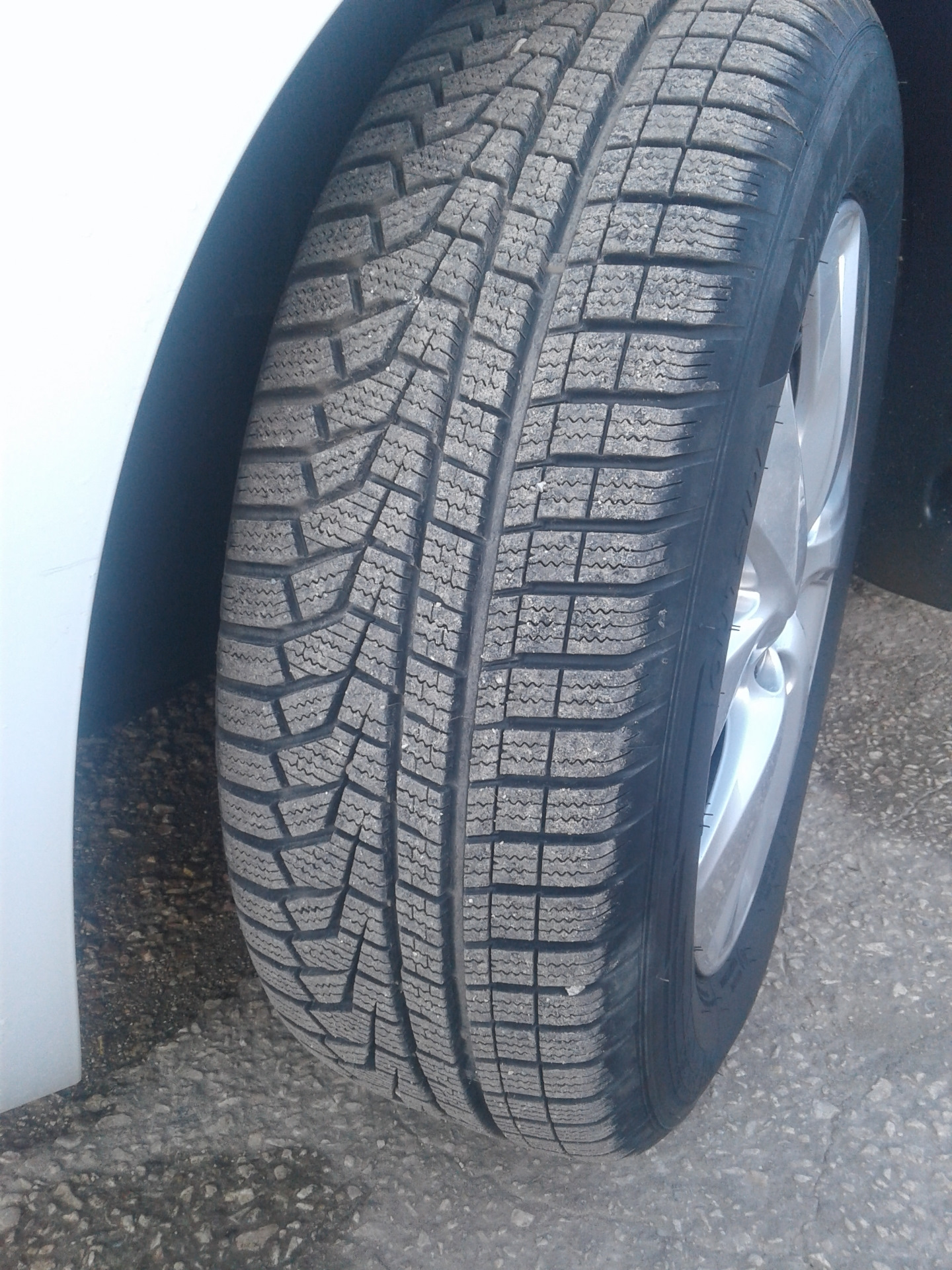 Hankook w330a i cept evo3. Hankook Winter i cept w605.