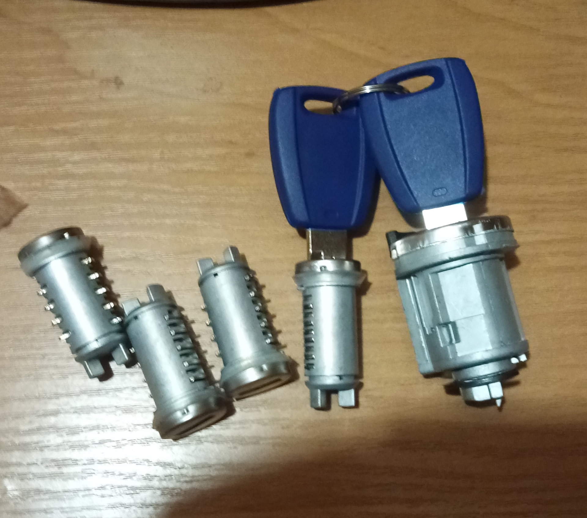 Личинка крышки багажника trajet. Личинка замка багажника т4 транспортер. Личинка крышки. Замок багажника рено логан фаза 1. Личинка замка багажника гольф 4.