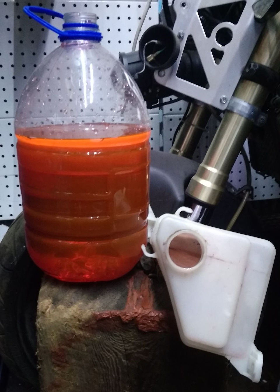 Куда залить антифриз в хендай акцент