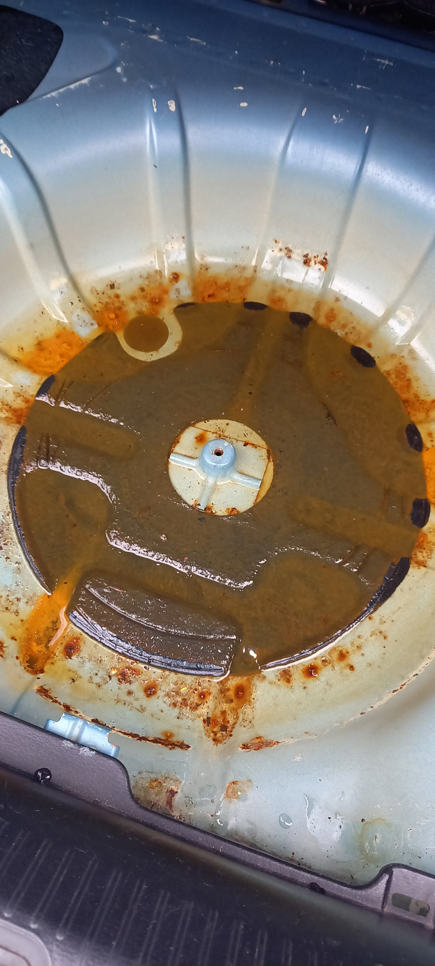 Антенна на багажник камри 70. Откуда вода в запаске. Вода в багажнике форд фокус 3 хэтчбек. Хонда цивик 4д ниша запасного колеса. Откуда вода в запаске.