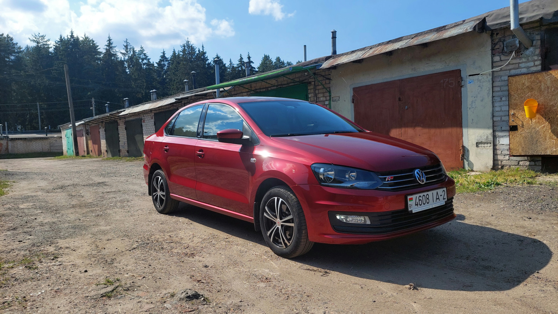 VW Polo sedan вишня