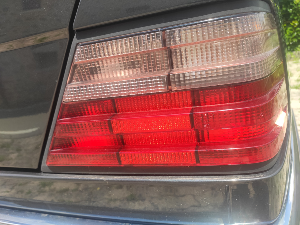 Накладка заднего бампера и стекло правого стопа — Mercedes-Benz E-Class ...