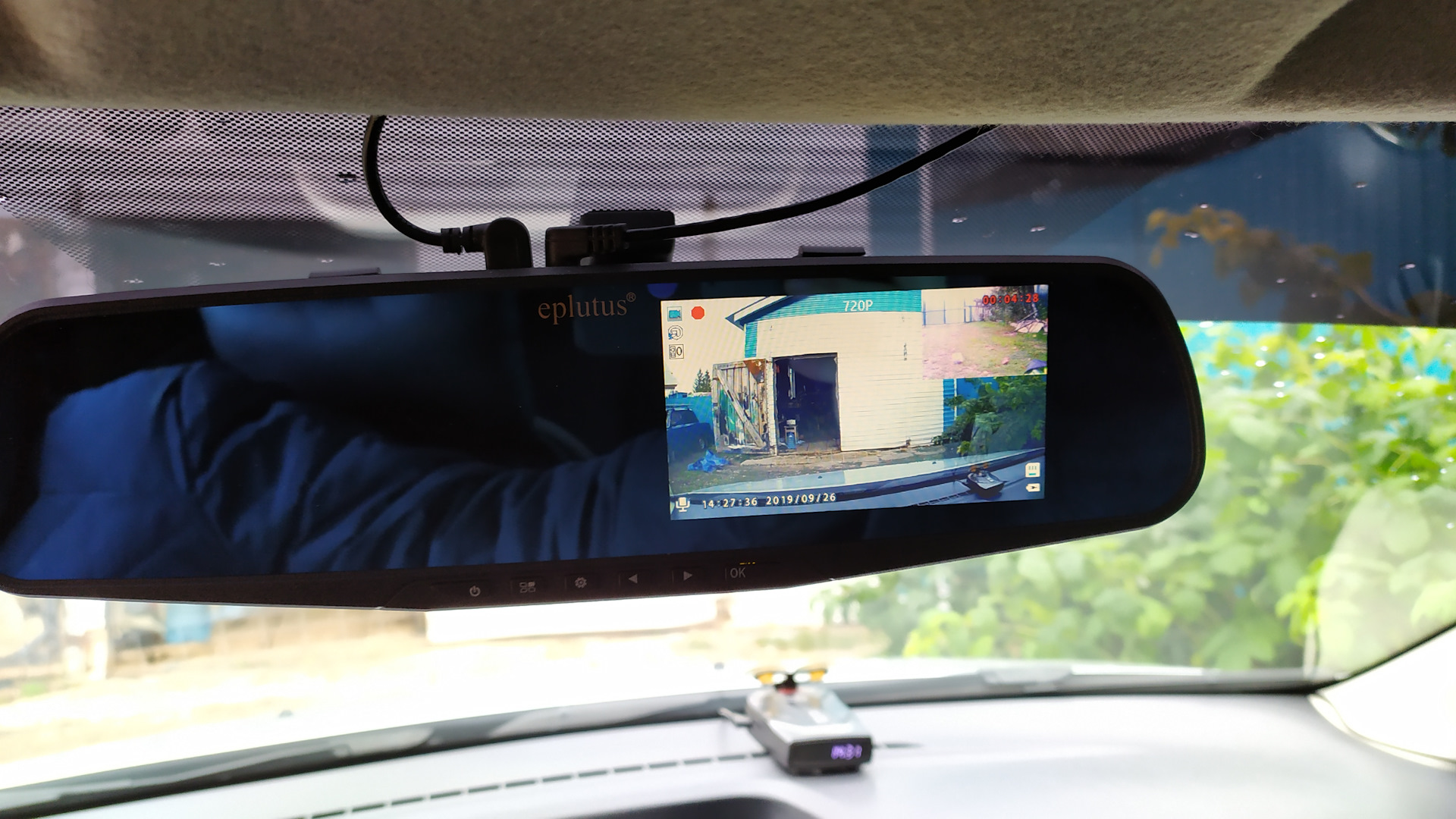 Настройка зеркала видеорегистратора с камерой