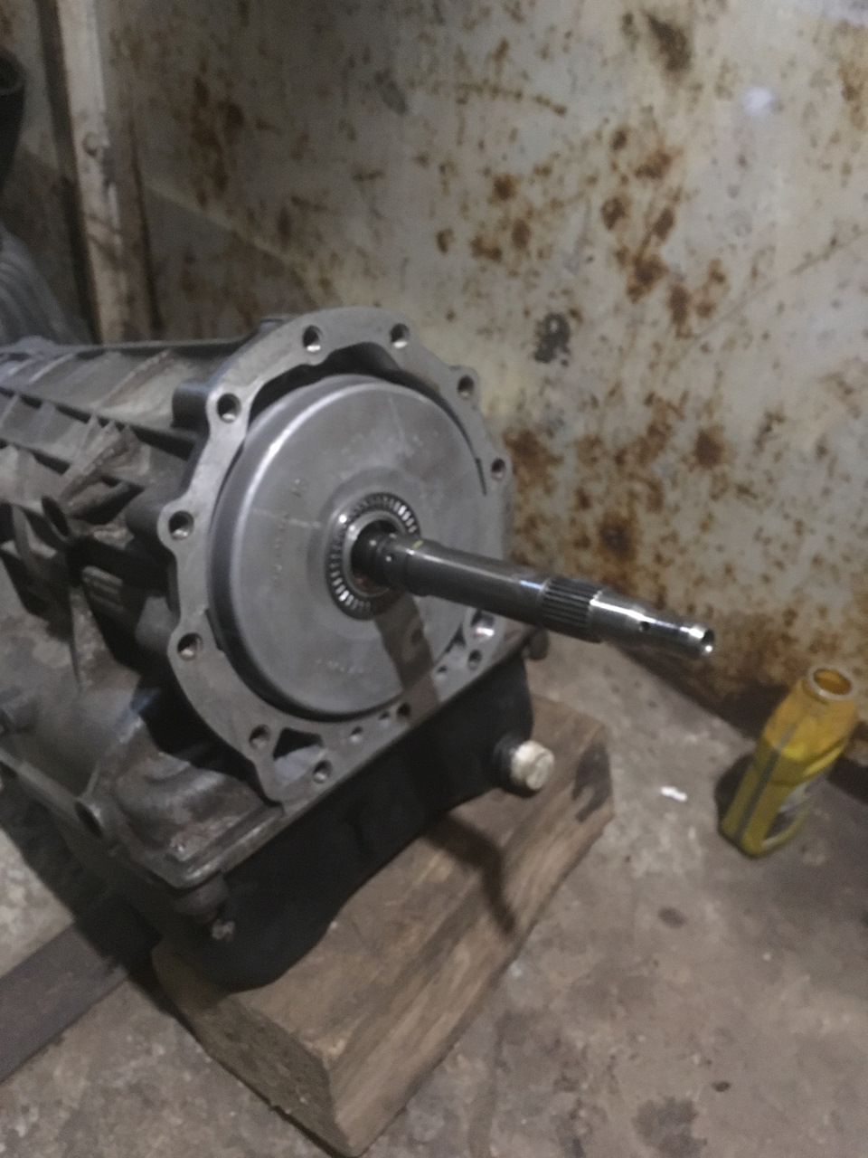 Zf4hp22 на ниву установка видео. cSAAAgFxReA 960. Zf4hp22 на ниву установка видео фото. Zf4hp22 на ниву установка видео-cSAAAgFxReA 960. картинка Zf4hp22 на ниву установка видео. картинка cSAAAgFxReA 960. Буквально вчера писал о пробном выезде, и о том чем он закончился.Прочесть можно здесь.На следующий день вернулся в гараж, и принялся скидывать коробку. В этот раз, процесс продвигался быстрее и снял я ее за 2ч30мин-намного лучше результат, чем в предыдущий раз.Вытянул, и принялся разбирать. Чтоб отдефектовать пакет форвард, нам нужно снять колокол со статором насоса. Для этого окручиваем эти болты: