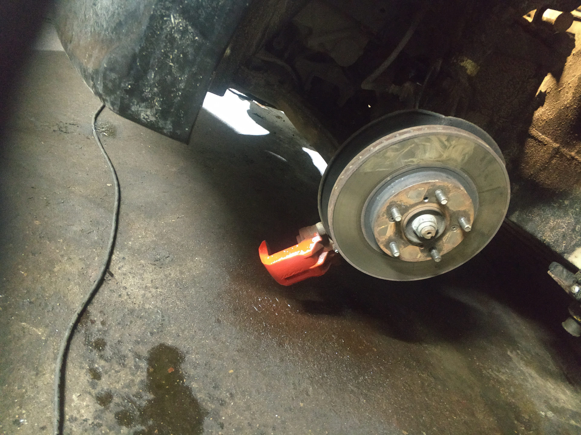 Замена тормозной жидкости в сцеплении и тормозах +окраска суппортов ...