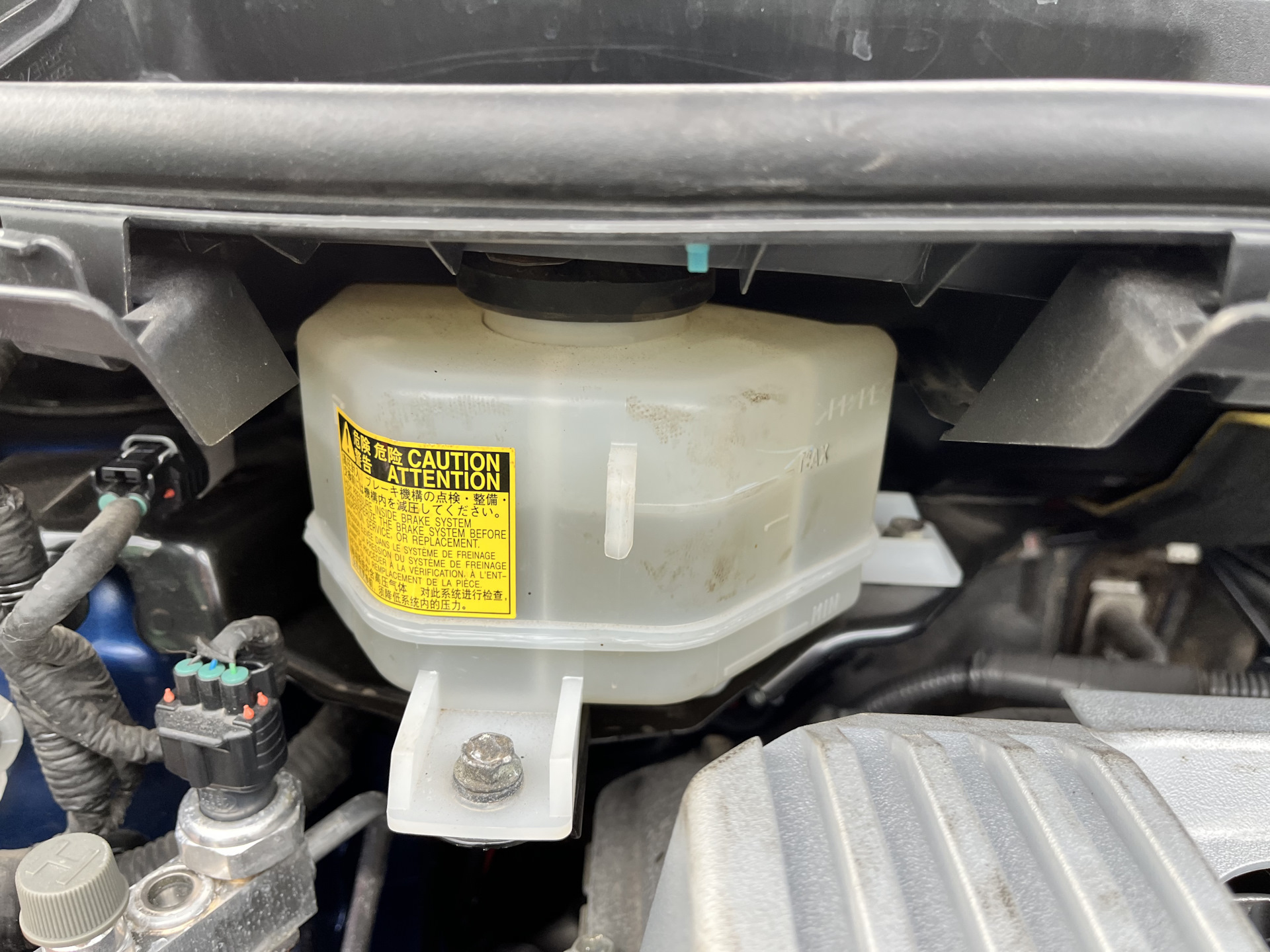 Тойота приус замена масла. Тормозная жидкость для Тойота Королла 150. Доливка тормозной жидкости Тойота Авенсис. Куда заливается тормозная жидкость в Приус Альфа 2015 год. Где находится тормозная жидкость в машине Тойота Приус Альфа.