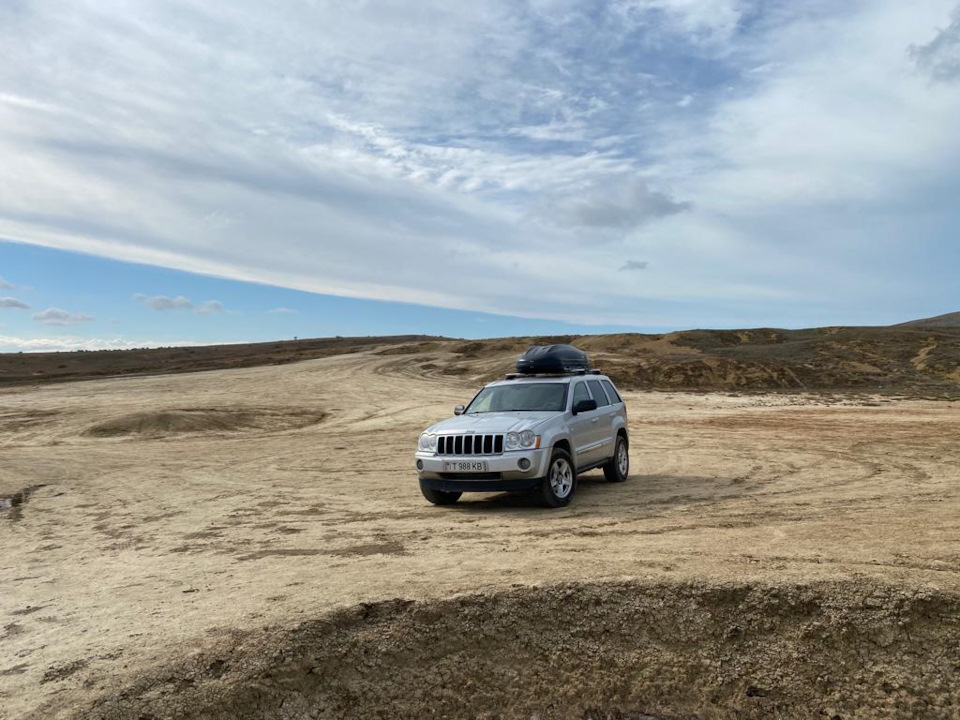 Jeep Grand Cherokee уезжающий вдаль