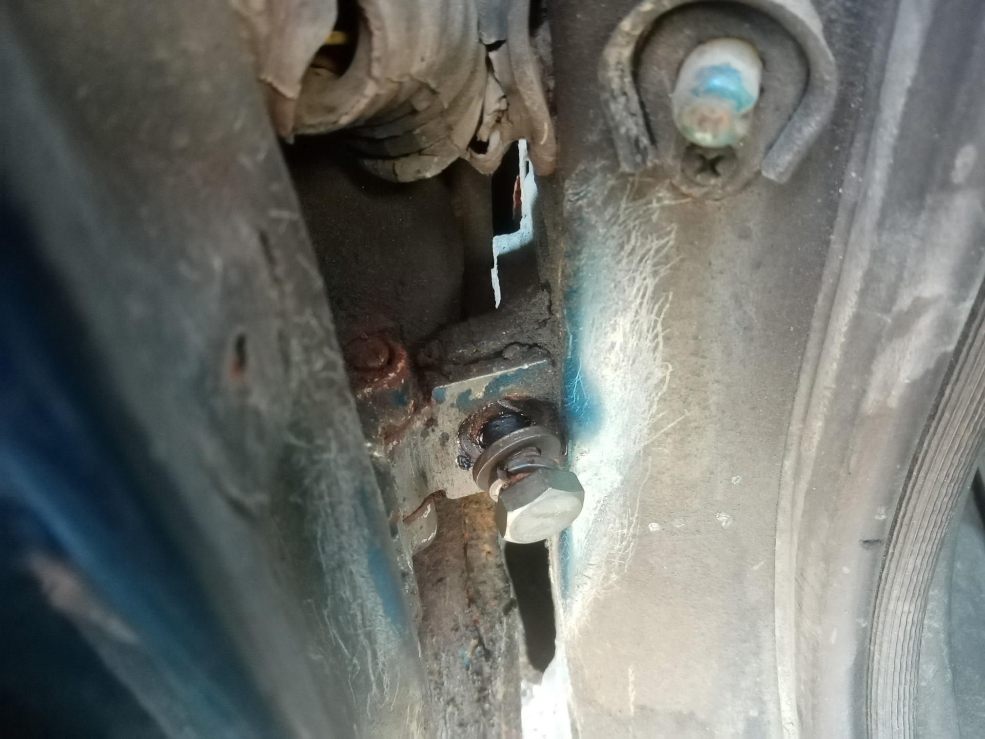 Устранение люфта на нижней петле левой передней двери — нарезка резьбы ...