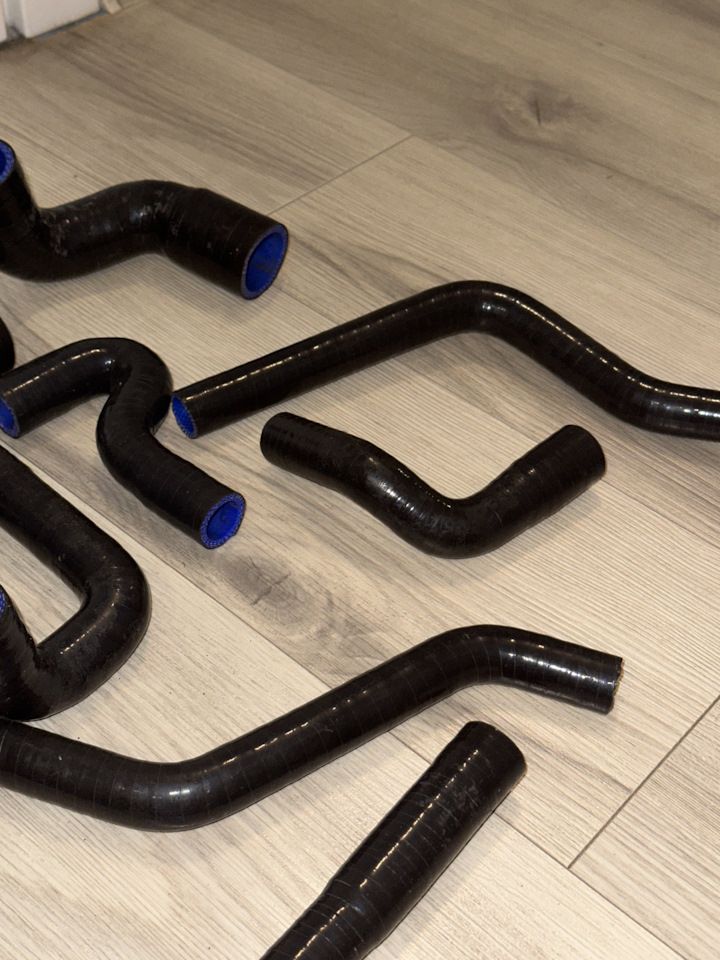 Патрубки силиконовые AAN 2,2t s4/s6/s2/rs2 на Audi RS2 (B4), Audi S2 ...