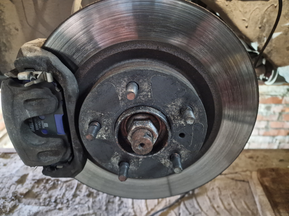 Замена передних ступиц — Nissan Teana (J31), 2,3 л, 2006 года | своими ...