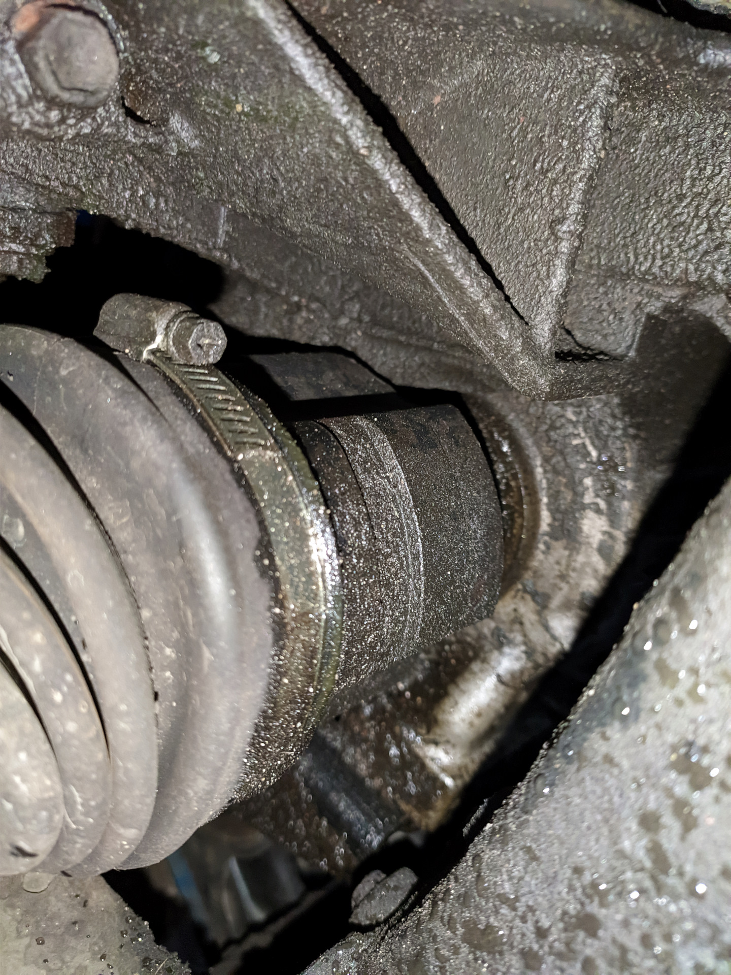 Замена сальника и пыльника внутреннего шруса — Toyota Corolla (120), 1 ...