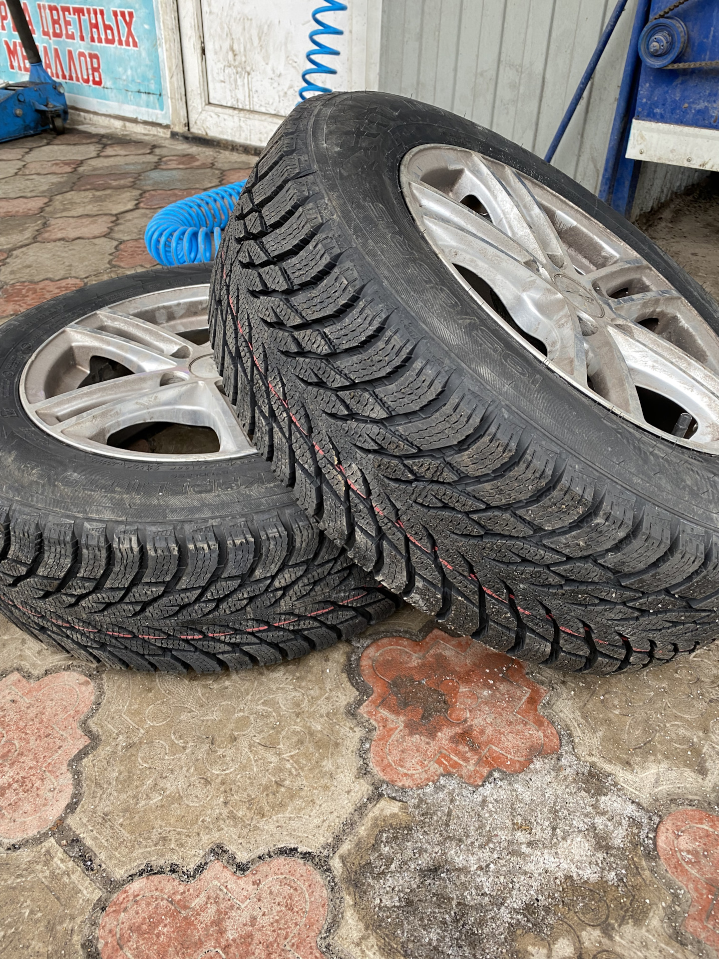 Nokian Hakkapeliitta R3 195/65 R15 — Skoda Octavia A5 Mk2, 1,6 л, 2010 ...