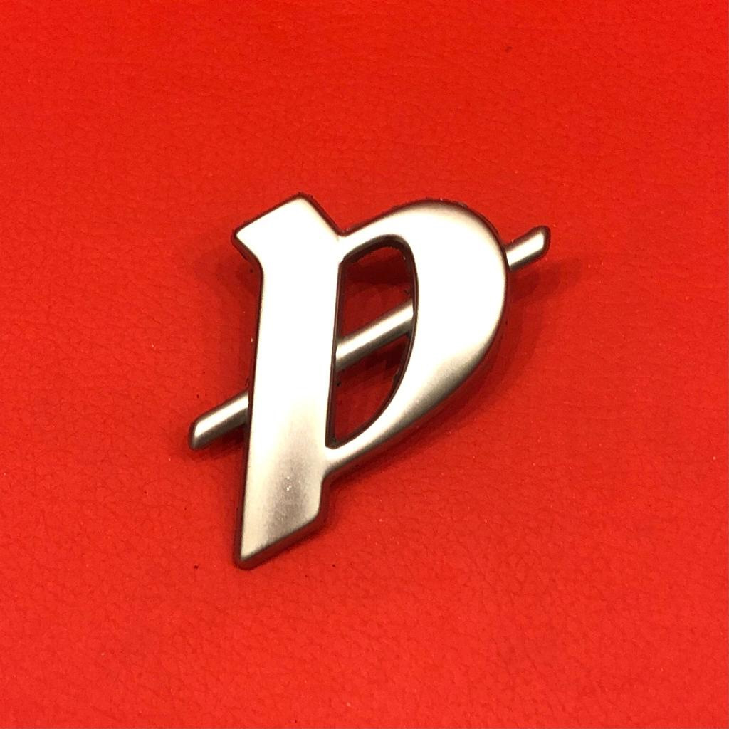 P badge. Эмблема на решетку радиатора — Nissan Pulsar GTI-R, 2 л, 1994 ...