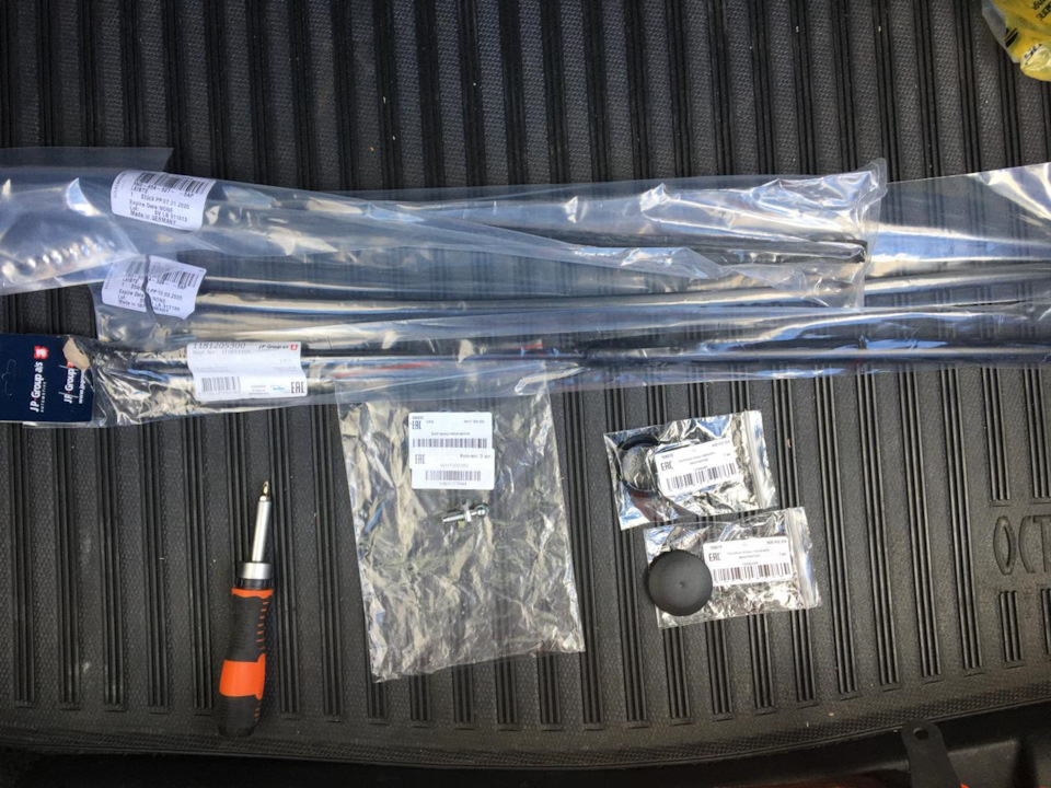 Амортизатор капота — Skoda Octavia RS A5 Mk2, 2 л, 2011 года | своими ...