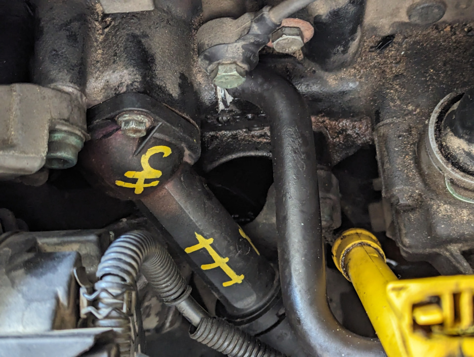 Устанавливаем крышку 06B121121L — Audi A4 (B6). Запчасти на фото: 06B121121L