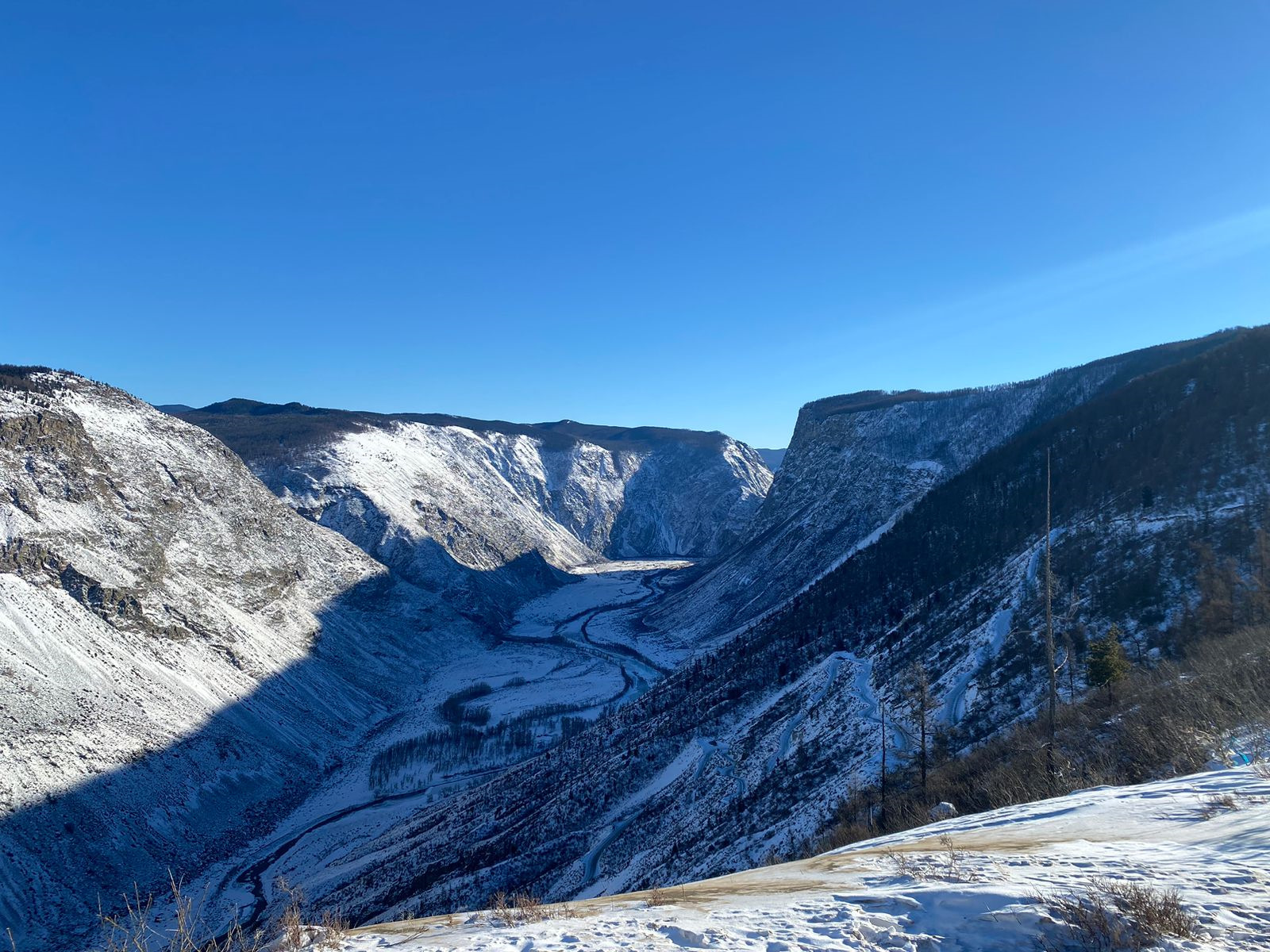 ледниковые озера трансильванских альп. горное озеро в испании. гора магнитная высота над уровнем моря. озеро севан. озеро севан армения фото.
