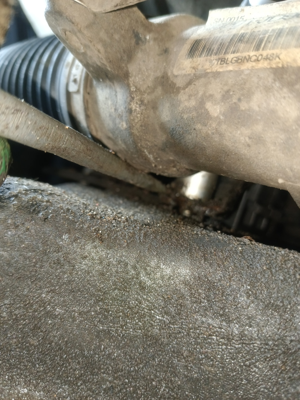 Передние части скоб можно аккуратно отверткой прижать от рейки и наживить болт — Nissan Qashqai (1G)