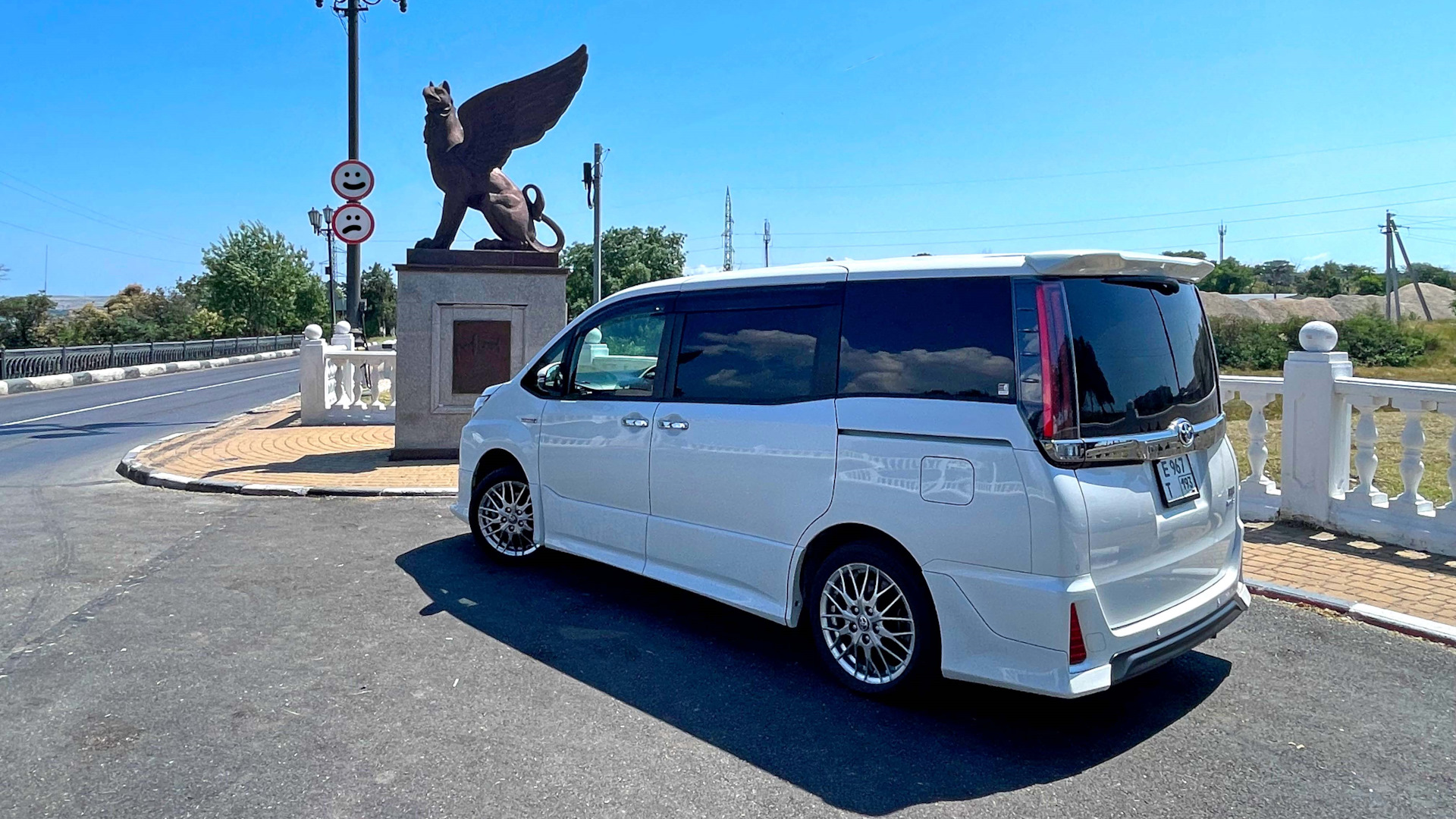 Тойота минивэн Hiace 2020