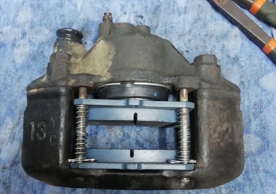 Замена токосъемных колец генератора, пружин на супорте Мазда демио ...