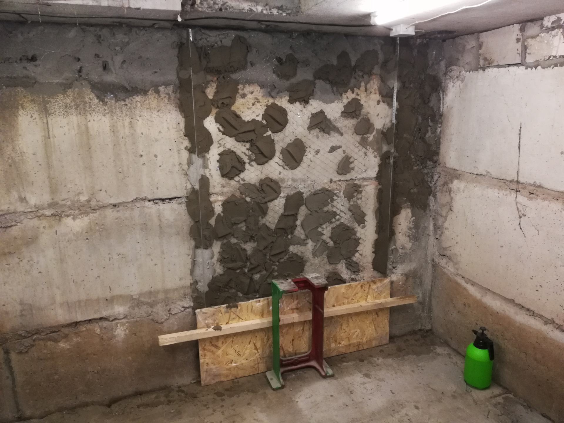 Почему из вашего подвала тащит мертвечиной. Подвал погреб. Почему из вашего подвала тащит мертвечиной. Падаль значение слова. Чувствую запах мертвечины.